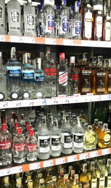 Pomorie, Bulgaristan - 06 Kasım 2017: Şarap dükkanı, şarap şişeleri.