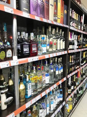 Pomorie, Bulgaristan - 06 Kasım 2017: Şarap dükkanı, şarap şişeleri.