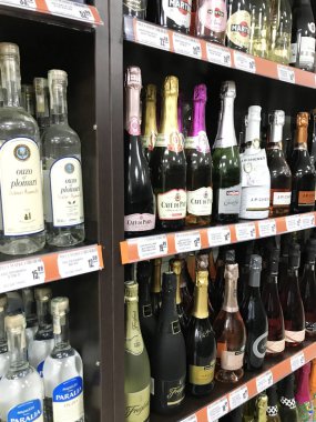 Pomorie, Bulgaristan - 06 Kasım 2017: Şarap dükkanı, şarap şişeleri.