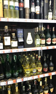 Pomorie, Bulgaristan - 06 Kasım 2017: Şarap dükkanı, şarap şişeleri.