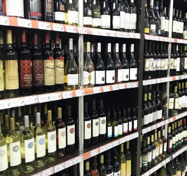 Pomorie, Bulgaristan - 06 Kasım 2017: Şarap dükkanı, şarap şişeleri.