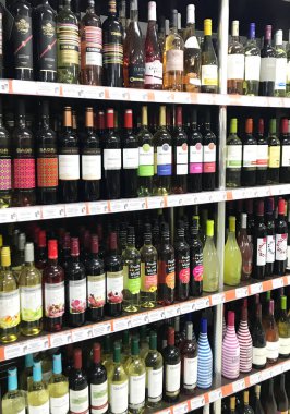 Pomorie, Bulgaristan - 06 Kasım 2017: Şarap dükkanı, şarap şişeleri.