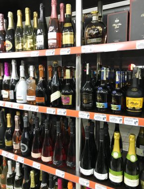 Pomorie, Bulgaristan - 06 Kasım 2017: Şarap dükkanı, şarap şişeleri.