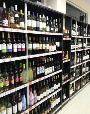 Pomorie, Bulgaristan - 06 Kasım 2017: Şarap dükkanı, şarap şişeleri.