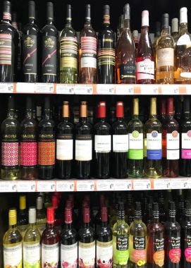 Pomorie, Bulgaristan - 06 Kasım 2017: Şarap dükkanı, şarap şişeleri.