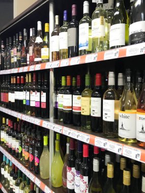 Pomorie, Bulgaristan - 06 Kasım 2017: Şarap dükkanı, şarap şişeleri.