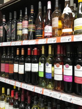 Pomorie, Bulgaristan - 06 Kasım 2017: Şarap dükkanı, şarap şişeleri.