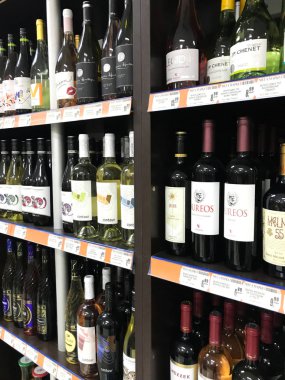 Pomorie, Bulgaristan - 06 Kasım 2017: Şarap dükkanı, şarap şişeleri.