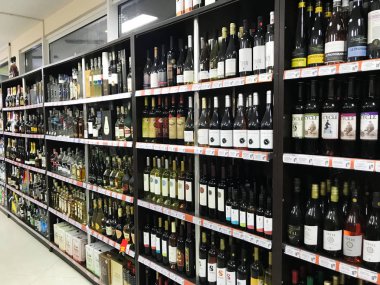 Pomorie, Bulgaristan - 06 Kasım 2017: Şarap dükkanı, şarap şişeleri.