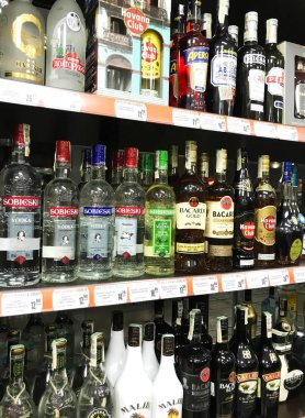 Pomorie, Bulgaristan - 06 Kasım 2017: Şarap dükkanı, şarap şişeleri.