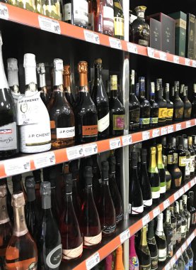 Pomorie, Bulgaristan - 06 Kasım 2017: Şarap dükkanı, şarap şişeleri.