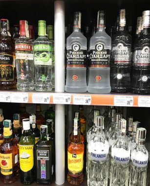 Pomorie, Bulgaristan - 06 Kasım 2017: Şarap dükkanı, şarap şişeleri.