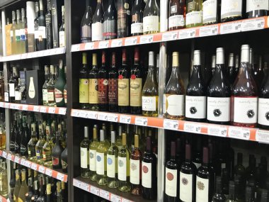 Pomorie, Bulgaristan - 06 Kasım 2017: Şarap dükkanı, şarap şişeleri.