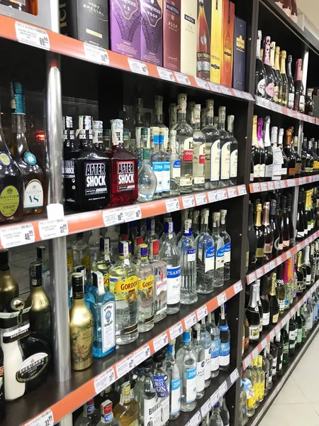 Pomorie, Bulgaristan - 06 Kasım 2017: Şarap dükkanı, şarap şişeleri.