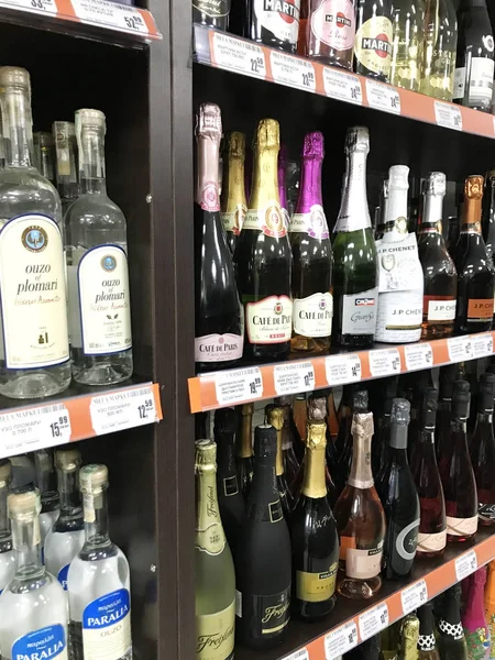Pomorie, Bulgaristan - 06 Kasım 2017: Şarap dükkanı, şarap şişeleri.