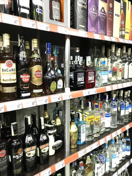 Pomorie, Bulgaristan - 06 Kasım 2017: Şarap dükkanı, şarap şişeleri.