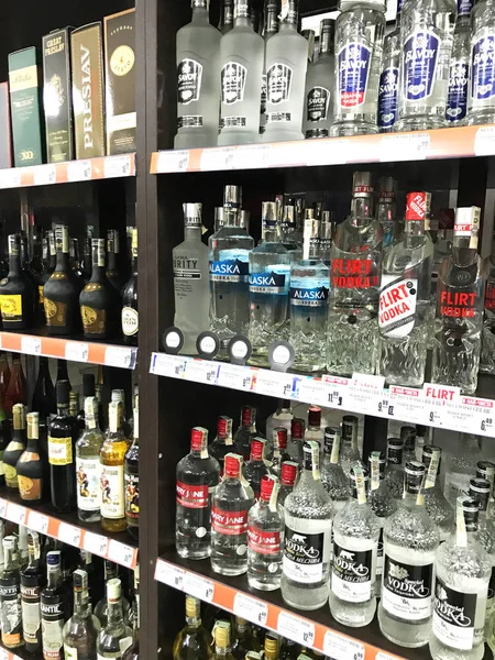 Pomorie, Bulgaristan - 06 Kasım 2017: Şarap dükkanı, şarap şişeleri.