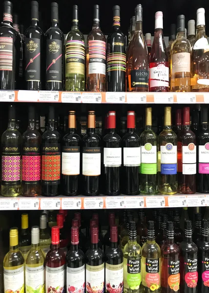 Pomorie, Bulgaristan - 06 Kasım 2017: Şarap dükkanı, şarap şişeleri.