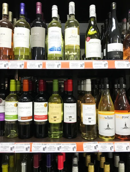 Pomorie, Bulgaristan - 06 Kasım 2017: Şarap dükkanı, şarap şişeleri.