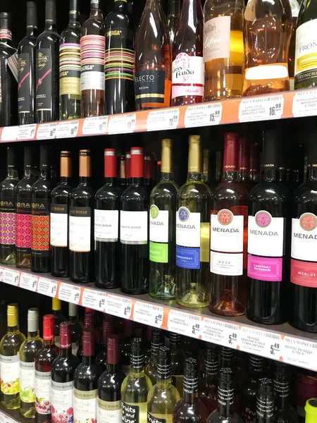 Πομόριε Βουλγαρία Νοεμβρίου 2017 Μπουκάλια Κρασιού Κρασί Κατάστημα — Φωτογραφία Αρχείου
