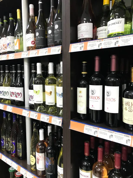 Pomorie, Bulgaristan - 06 Kasım 2017: Şarap dükkanı, şarap şişeleri.
