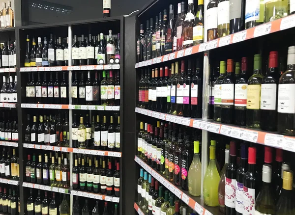Pomorie, Bulgaristan - 06 Kasım 2017: Şarap dükkanı, şarap şişeleri.