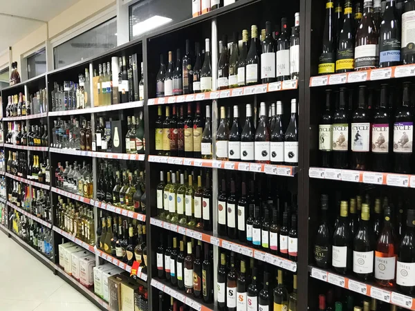 Pomorie, Bulgaristan - 06 Kasım 2017: Şarap dükkanı, şarap şişeleri.