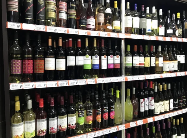 Pomorie, Bulgaristan - 06 Kasım 2017: Şarap dükkanı, şarap şişeleri.