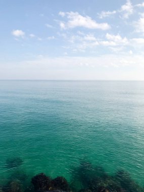 Mavi gökyüzü ve denizin sabah