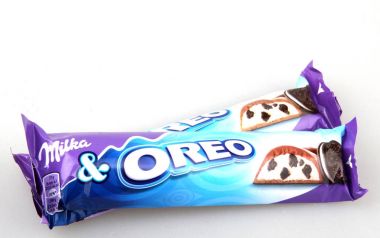 Ahyolu, Bulgaristan - 09 Aralık 2017: beyaz zemin üzerine izole Milka Oreo mini. Oreo iki çikolata diskler arasında doldurma bir krem ile oluşan bir sandviç çerezidir.