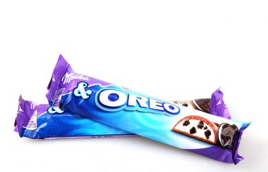 Ahyolu, Bulgaristan - 09 Aralık 2017: beyaz zemin üzerine izole Milka Oreo mini. Oreo iki çikolata diskler arasında doldurma bir krem ile oluşan bir sandviç çerezidir.