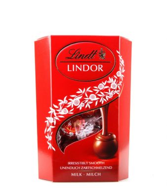 Ahyolu, Bulgaristan - 09 Ocak 2018: Lindt Lindor çikolata truffles bir kutu. Chocoladefabriken Lindt Sprngli Ag 1845'te kurulan ve çikolata truffles ve diğer arasında çikolata bar için bilinen bir İsviçre çikolata ve şekerlemeler firmasıdır