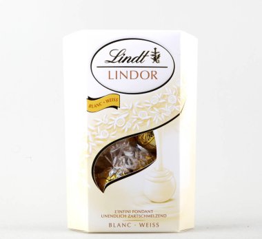 Ahyolu, Bulgaristan - 09 Ocak 2018: Lindt Lindor çikolata truffles bir kutu. Chocoladefabriken Lindt Sprngli Ag 1845'te kurulan ve çikolata truffles ve diğer arasında çikolata bar için bilinen bir İsviçre çikolata ve şekerlemeler firmasıdır
