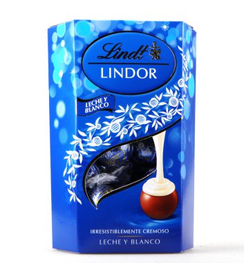 Ahyolu, Bulgaristan - 09 Ocak 2018: Lindt Lindor çikolata truffles bir kutu. Chocoladefabriken Lindt Sprngli Ag 1845'te kurulan ve çikolata truffles ve diğer arasında çikolata bar için bilinen bir İsviçre çikolata ve şekerlemeler firmasıdır