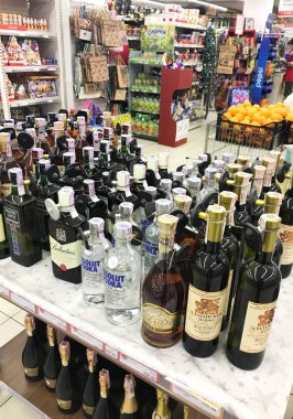 Odessa, Ukrayna - 28 Aralık 2017: Alkol şişeleri süpermarket.