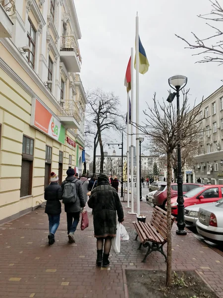 敖德萨 乌克兰 2017年12月28日 人们参观 Deribasovskaya Deribasovskaya 是敖德萨的中心街道和城市的主要吸引力之一 — 图库照片