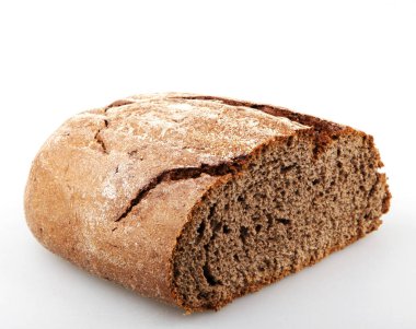 Siyah ekmek beyaz arkaplanda izole