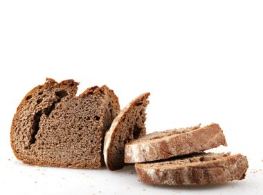 Siyah ekmek üzerinde beyaz izole