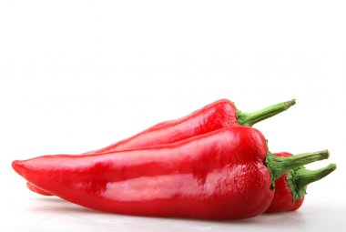 Kırmızı biber beyaz üzerine izole