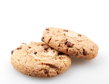 Beyaz üzerine izole edilmiş çikolatalı kurabiye..