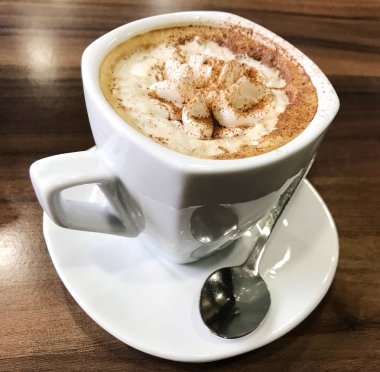 Fincan kapuçino masaya servis