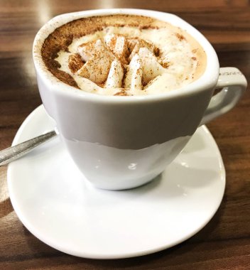 Fincan kapuçino masaya servis