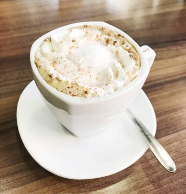 Fincan kapuçino masaya servis