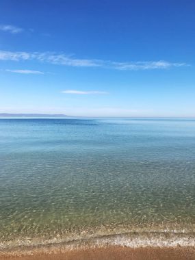 Mavi gökyüzü ve denizin sabah