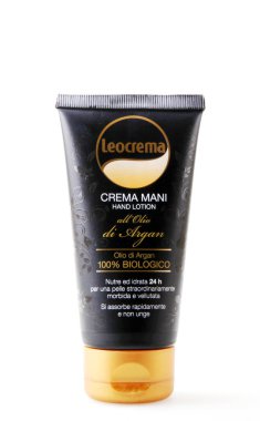 Ahyolu, Bulgaristan - 17 Mart 2018: Leocrema el kremi beyaz arka plan üzerinde izole Argan yağı ile.