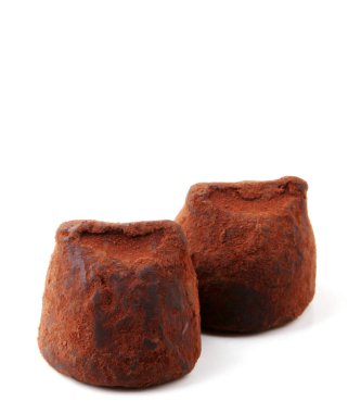 Beyaz arka planda çikolatalı trüf.