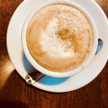 Fincan kapuçino masaya servis