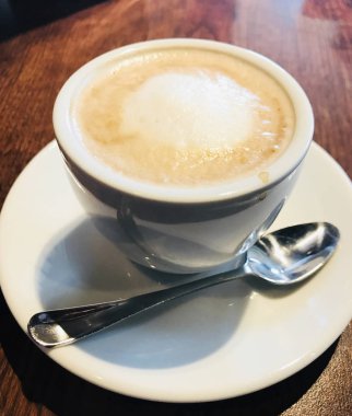 Fincan kapuçino masaya servis