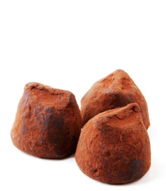 Beyaz arka planda çikolatalı trüf.
