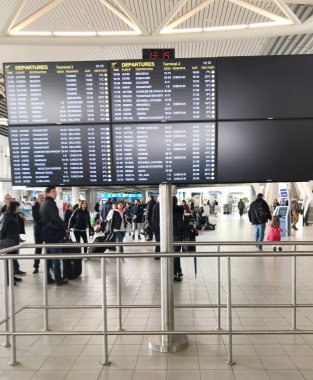 Sofia, Bulgaristan - 25 Mart 2018: Sofya Havaalanı uçuş bilgileri panosunda bakarak yolcu. 
